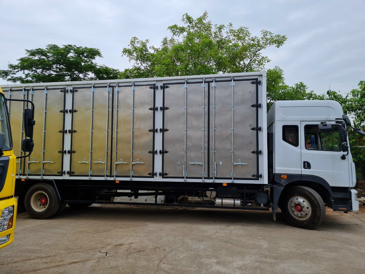 Xe tải Dongfeng D12 thùng kín chở pallet
